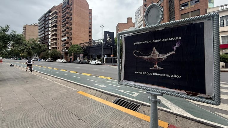 Los llamativos carteles en la ciudad de Córdoba que generaron diversas especulaciones.