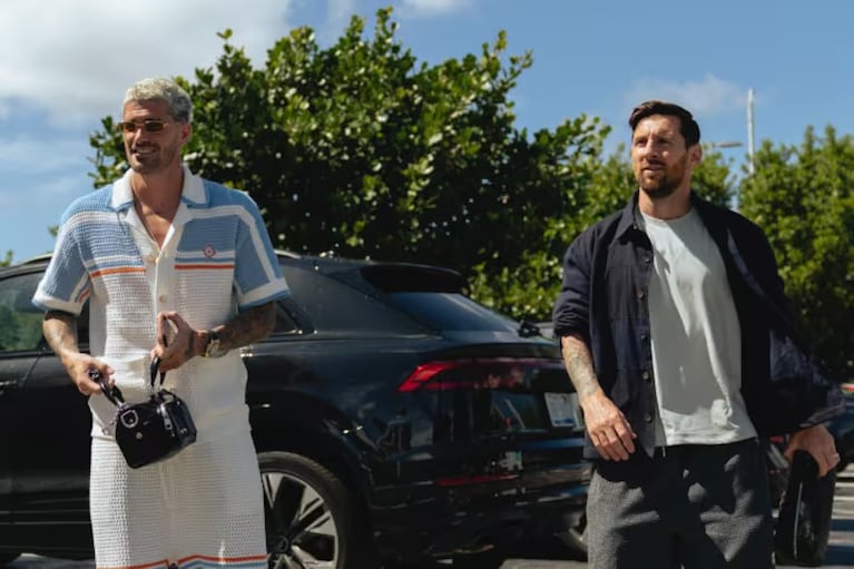 Los looks de Messi y De Paul.