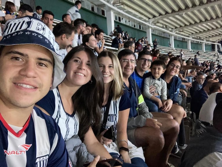 Los Maldonado alentando a Talleres en la platea Ardiles.