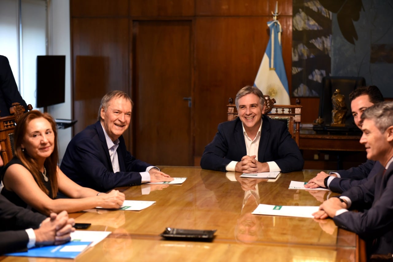 Los mandatarios, a plena sonrisa en el Palacio 6 de Julio.