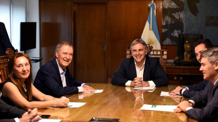 Los mandatarios, a plena sonrisa en el Palacio 6 de Julio.