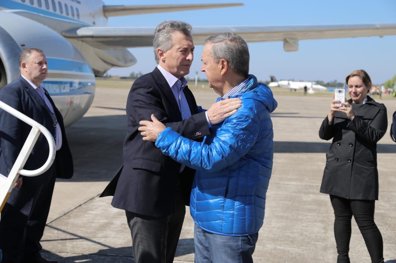 Los mandatarios, abrazados en el aeropuerto de Las Higueras.