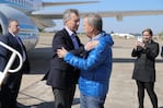 Los mandatarios, abrazados en el aeropuerto de Las Higueras.