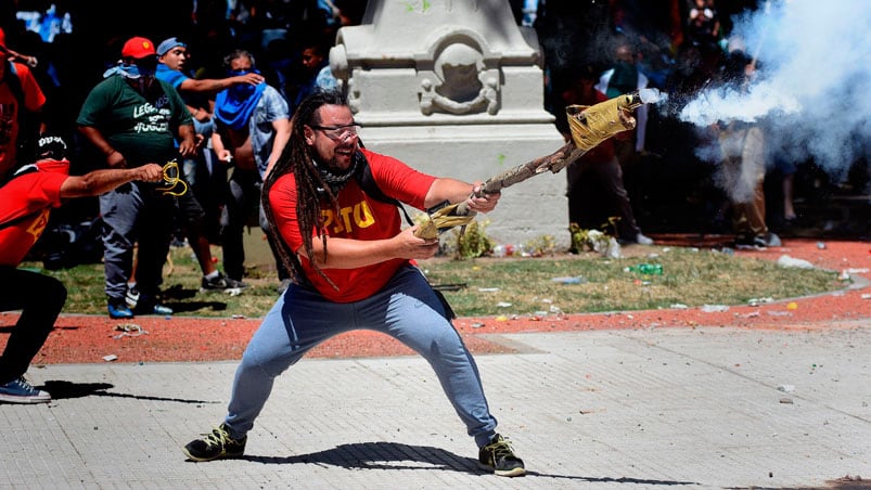 Los manifestantes atacaron a la Policía con piedrazos, bombas molotov y pirotecnia.