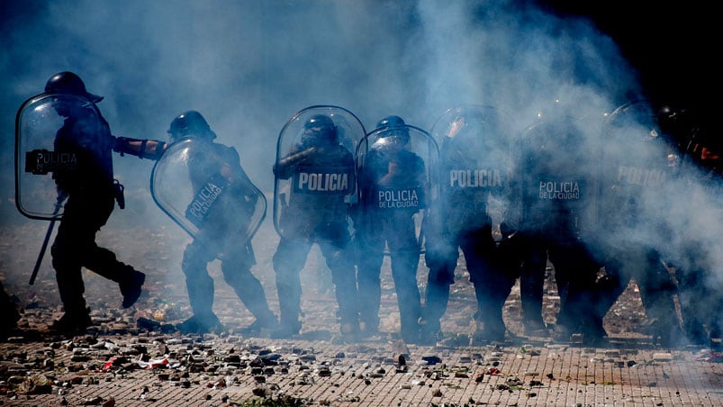 Los manifestantes atacaron a la Policía con piedrazos, bombas molotov y pirotecnia. 