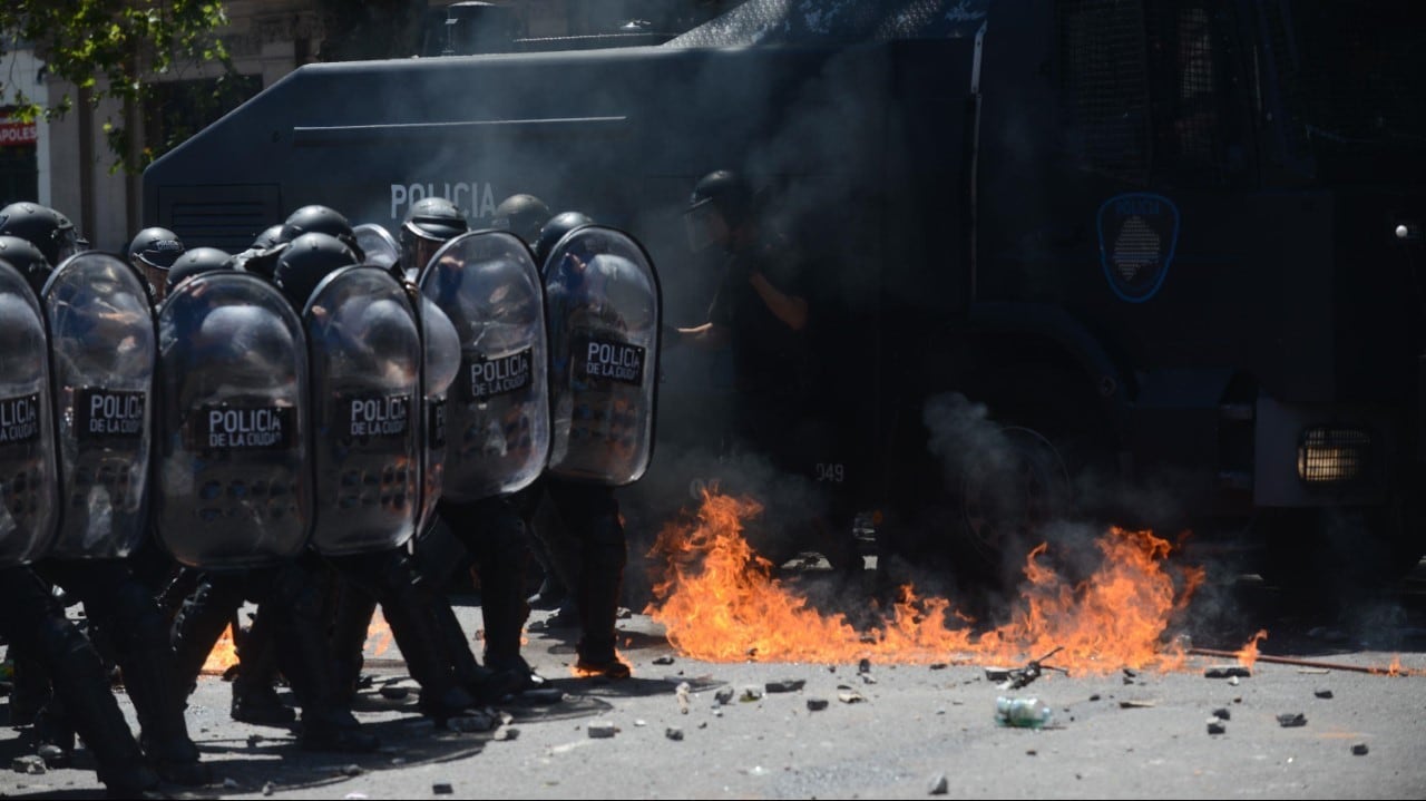 Los manifestantes atacaron a la Policía con piedrazos, bombas molotov y pirotecnia. Foto: Clarín.