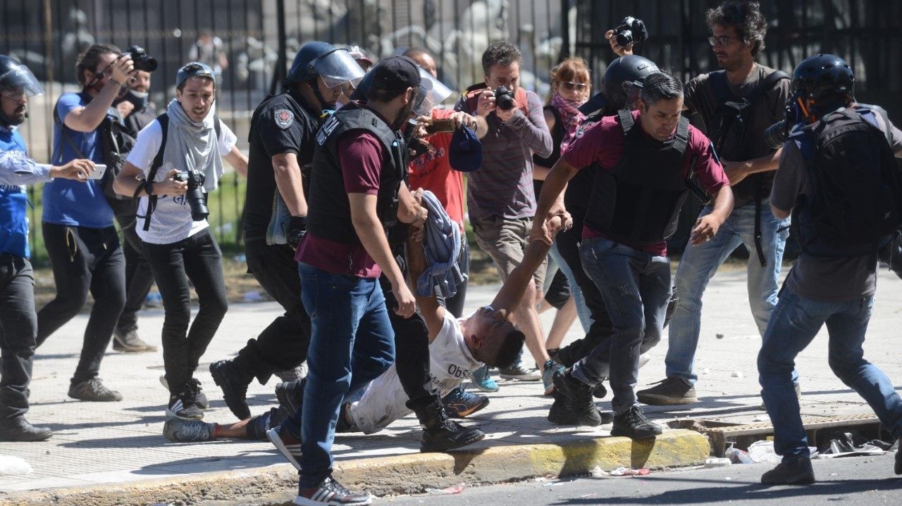 Los manifestantes atacaron a la Policía con piedrazos y pirotecnia.