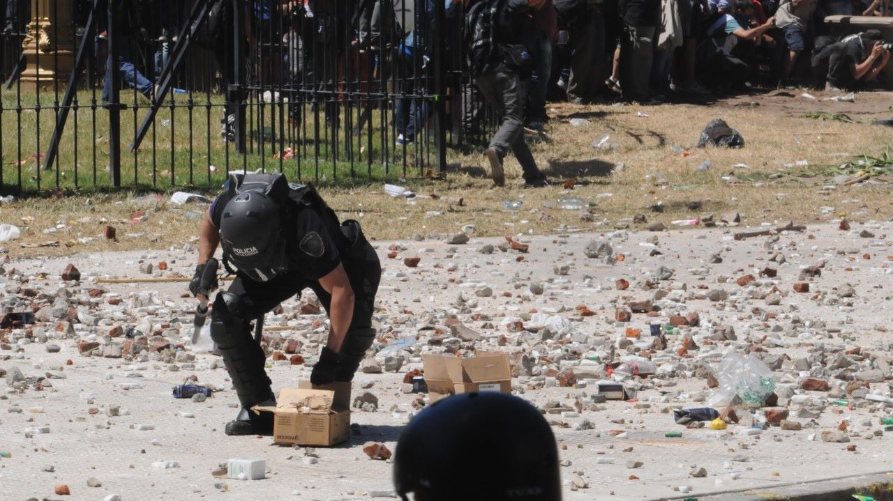 Los manifestantes atacaron a la Policía con piedrazos y pirotecnia. Foto: Clarín.