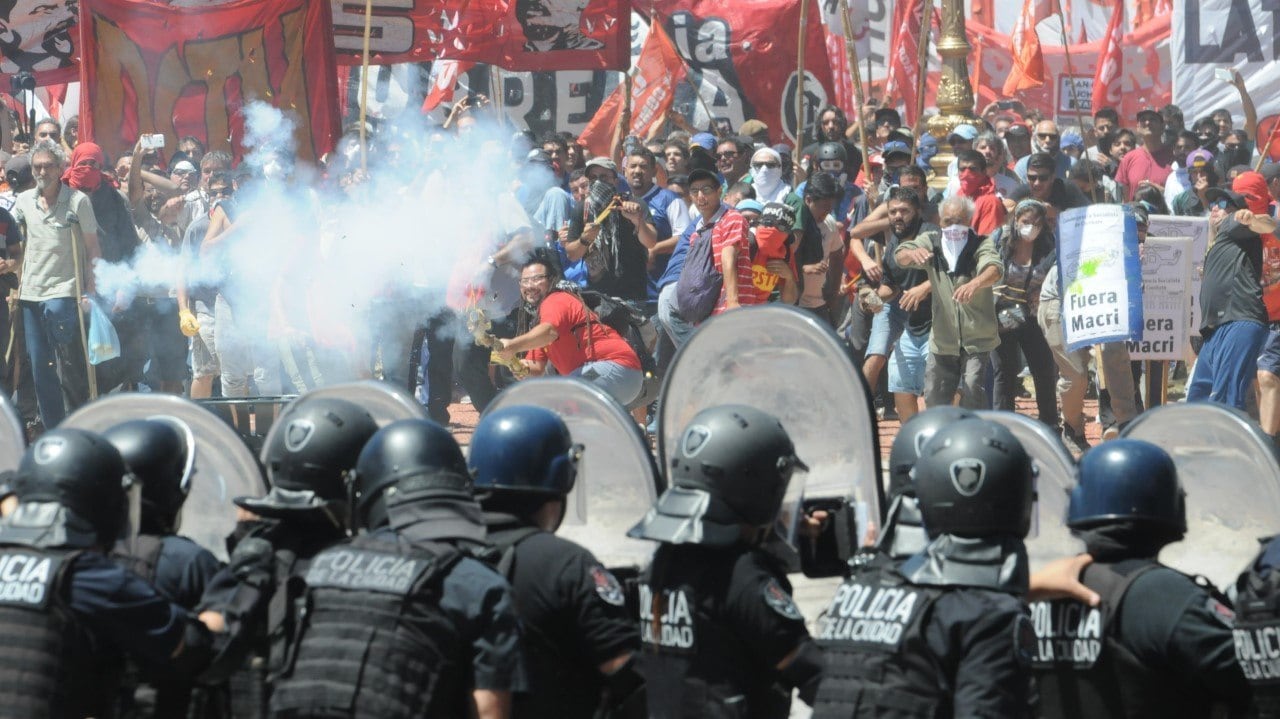 Los manifestantes atacaron a la Policía con piedrazos y pirotecnia. Foto: Clarín.