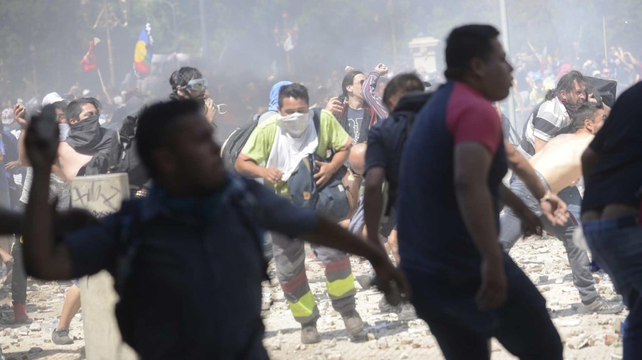 Los manifestantes atacaron a la Policía con piedrazos y pirotecnia. Foto: Clarín.