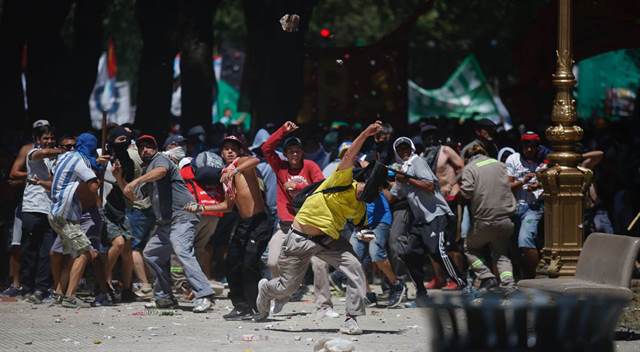 Los manifestantes atacaron a la Policía con piedrazos y pirotecnia. Foto: La Nación.