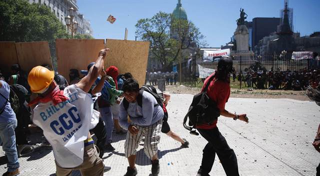 Los manifestantes atacaron a la Policía con piedrazos y pirotecnia. Foto: La Nación.