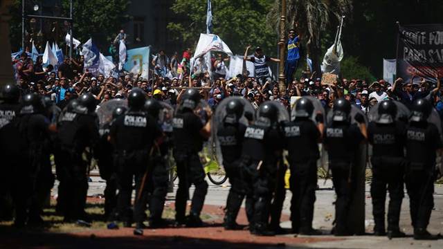 Los manifestantes atacaron a la Policía con piedrazos y pirotecnia. Foto: La Nación.