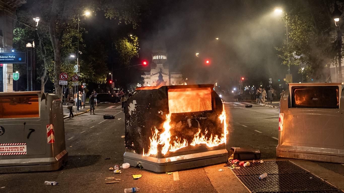 Los manifestantes causaron destrozos en inmediaciones del Congreso. (Foto: Agustina Ribó/TN)