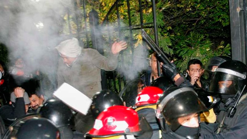 Los manifestantes intentaron entrar a la residencia de Alicia Kirchner.