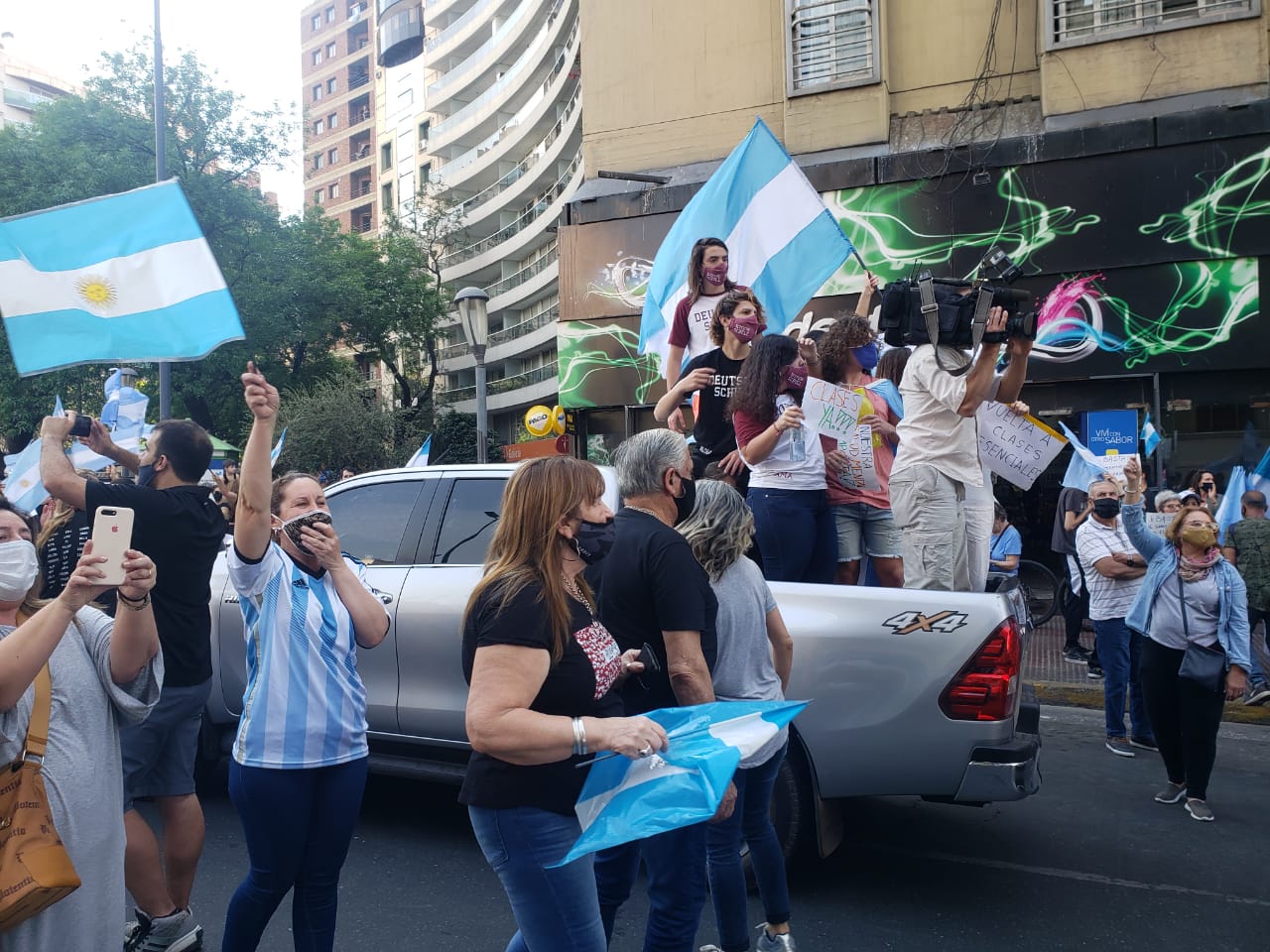 Los manifestantes se reunieron en el Patio Olmos.