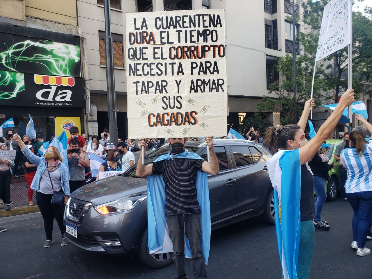 Los manifestantes se reunieron en el Patio Olmos.