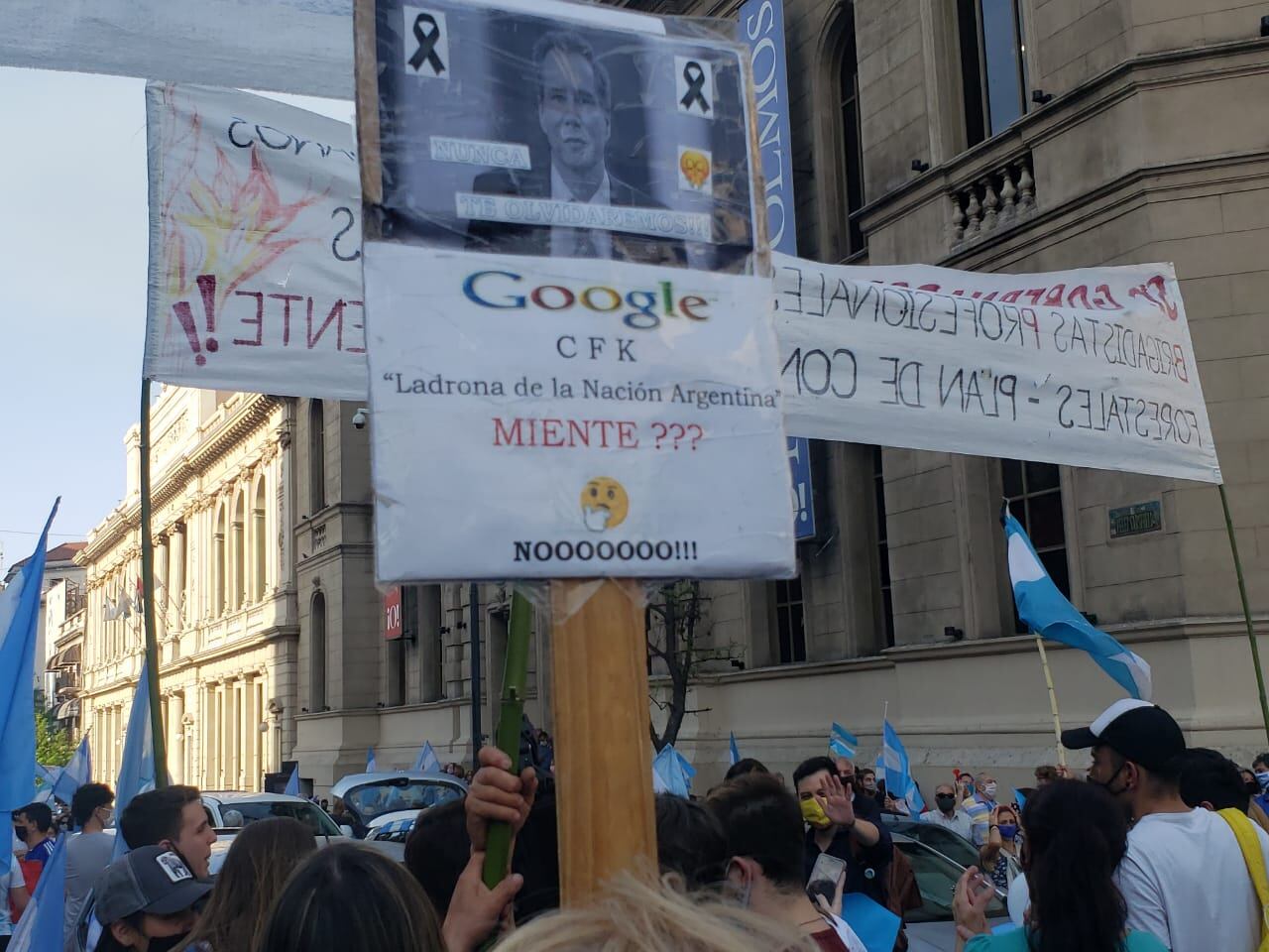 Los manifestantes se reunieron en el Patio Olmos.