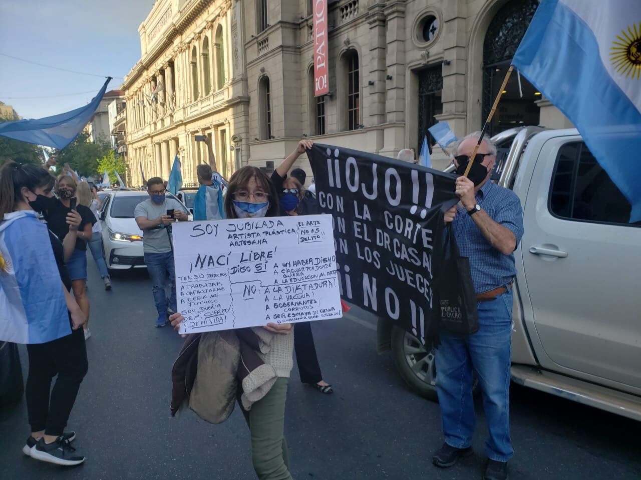 Los manifestantes se reunieron en el Patio Olmos.