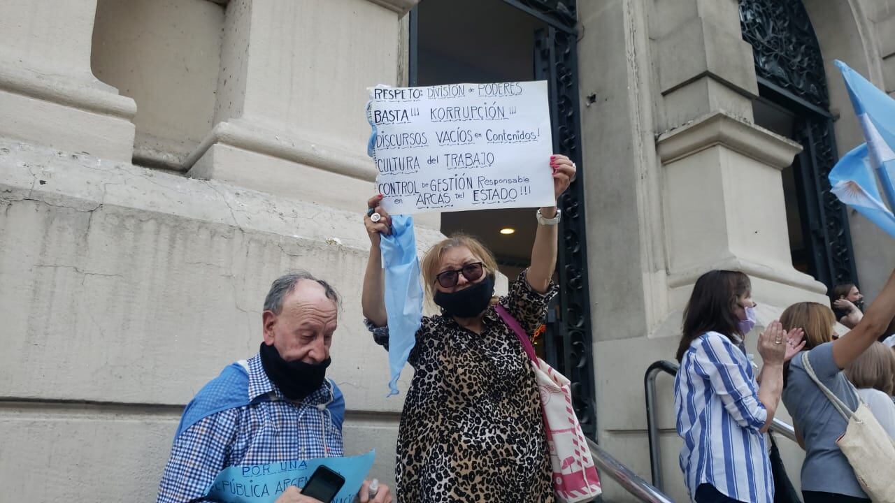 Los manifestantes se reunieron en el Patio Olmos.