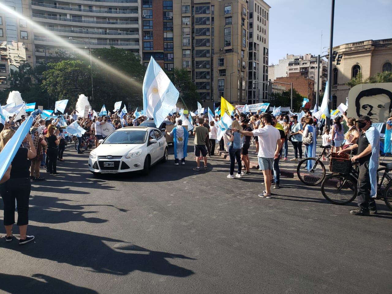 Los manifestantes se reunieron en el Patio Olmos.