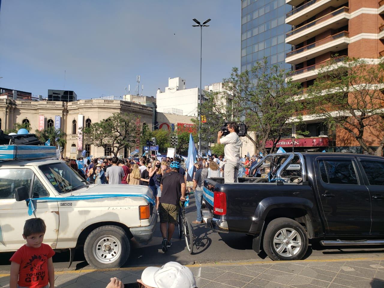 Los manifestantes se reunieron en el Patio Olmos.