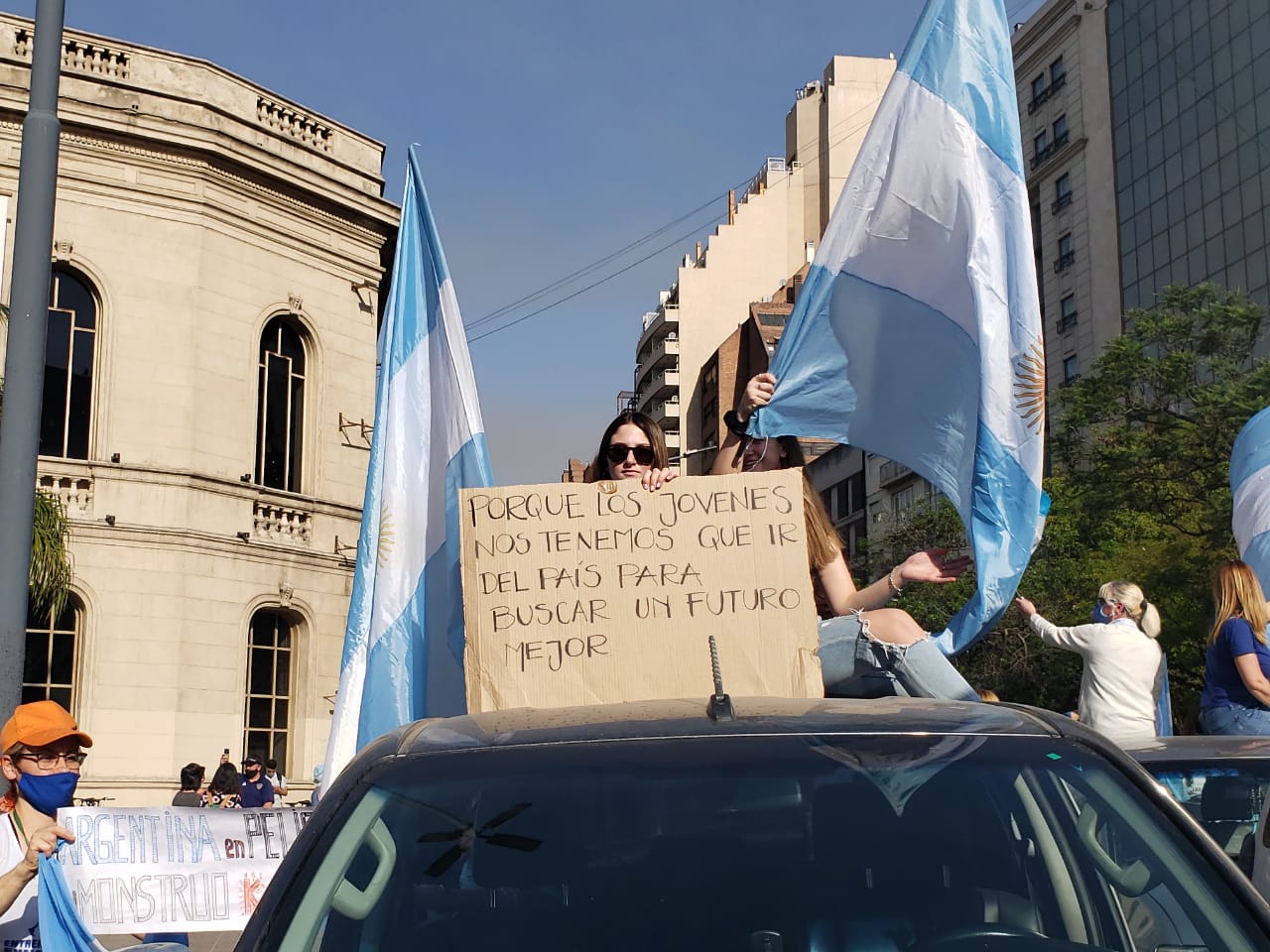 Los manifestantes se reunieron en el Patio Olmos.