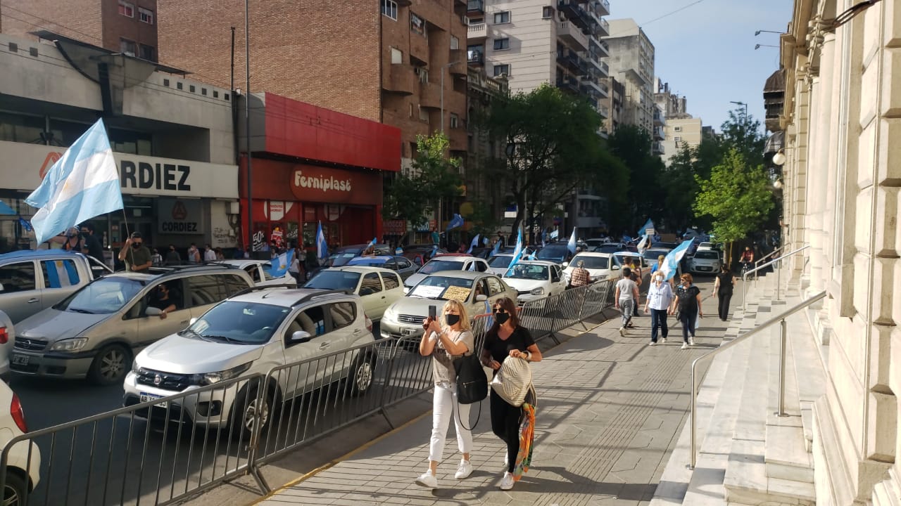 Los manifestantes se reunieron en el Patio Olmos.