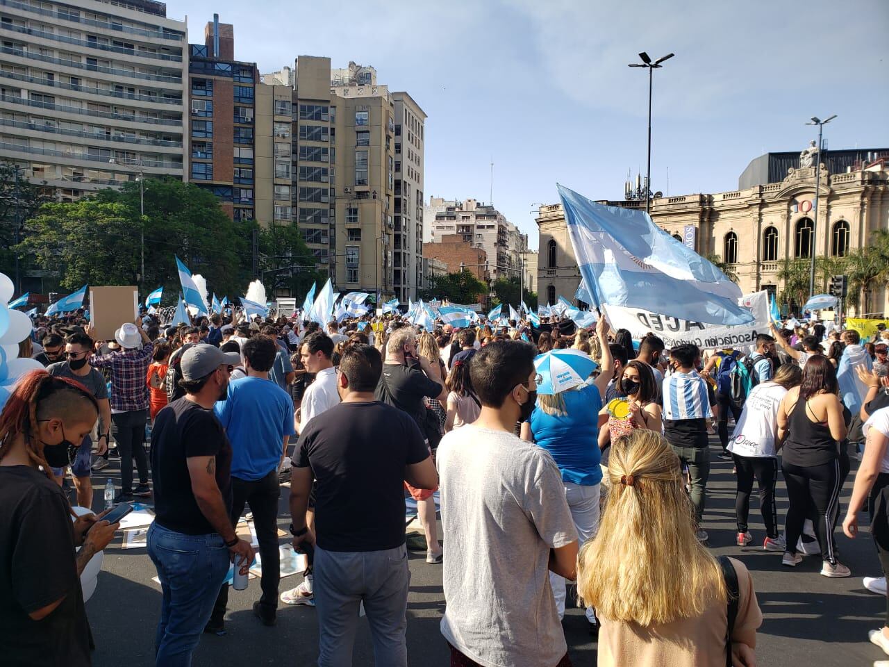 Los manifestantes se reunieron en el Patio Olmos.