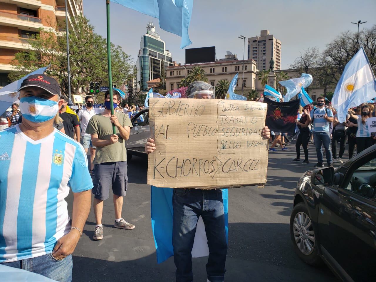 Los manifestantes se reunieron en el Patio Olmos.