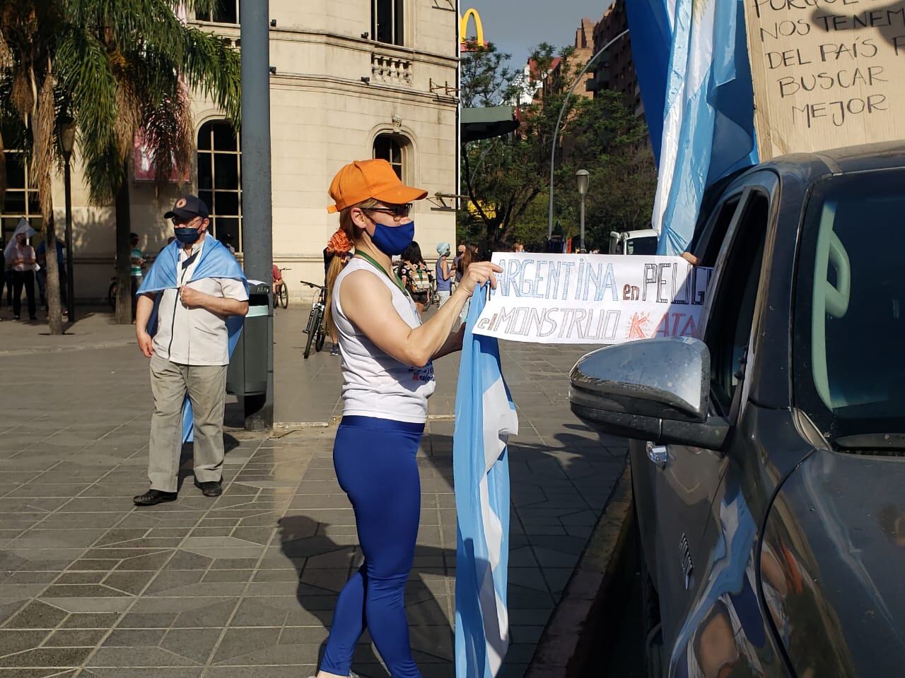 Los manifestantes se reunieron en el Patio Olmos.