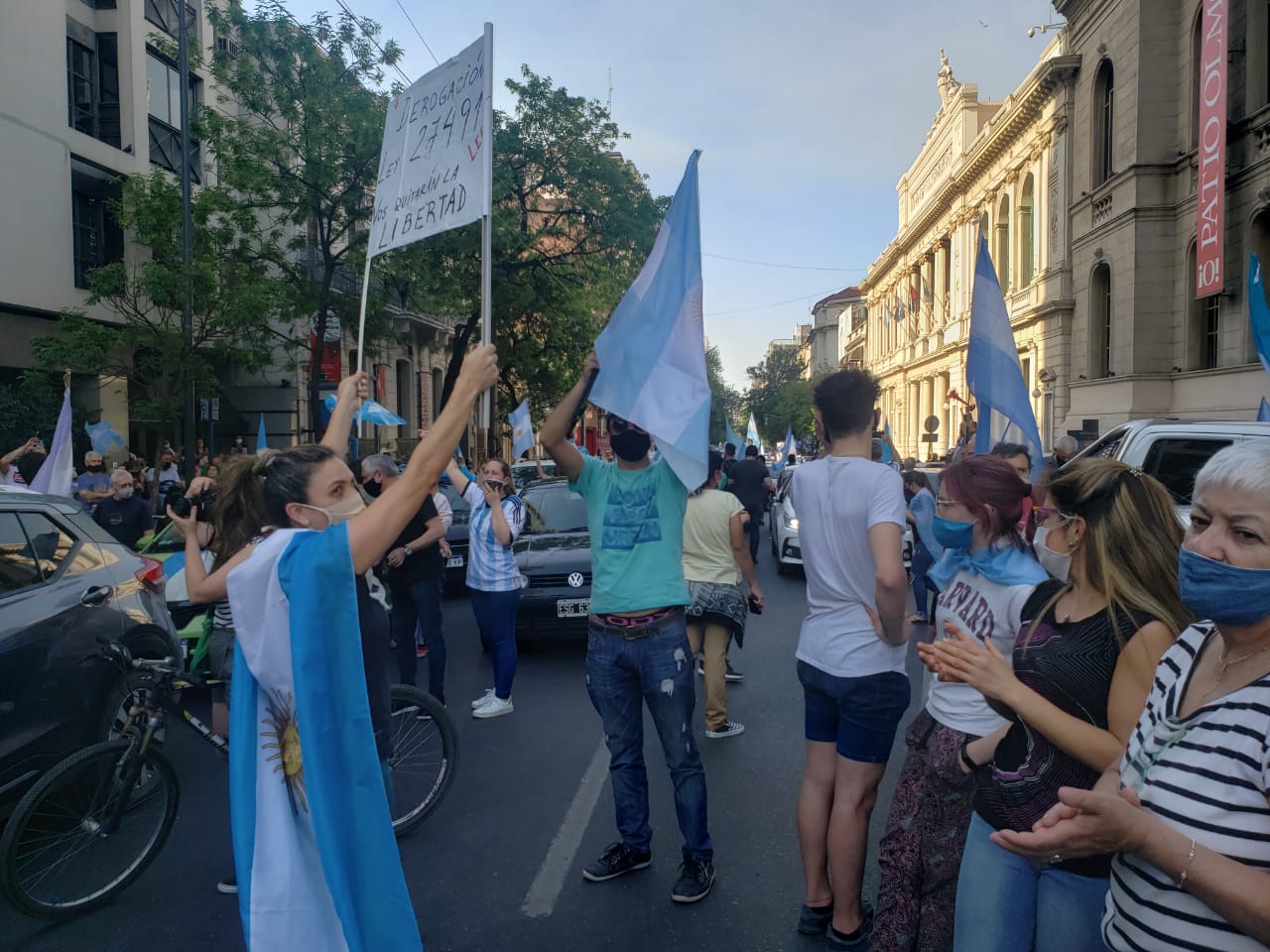 Los manifestantes se reunieron en el Patio Olmos.