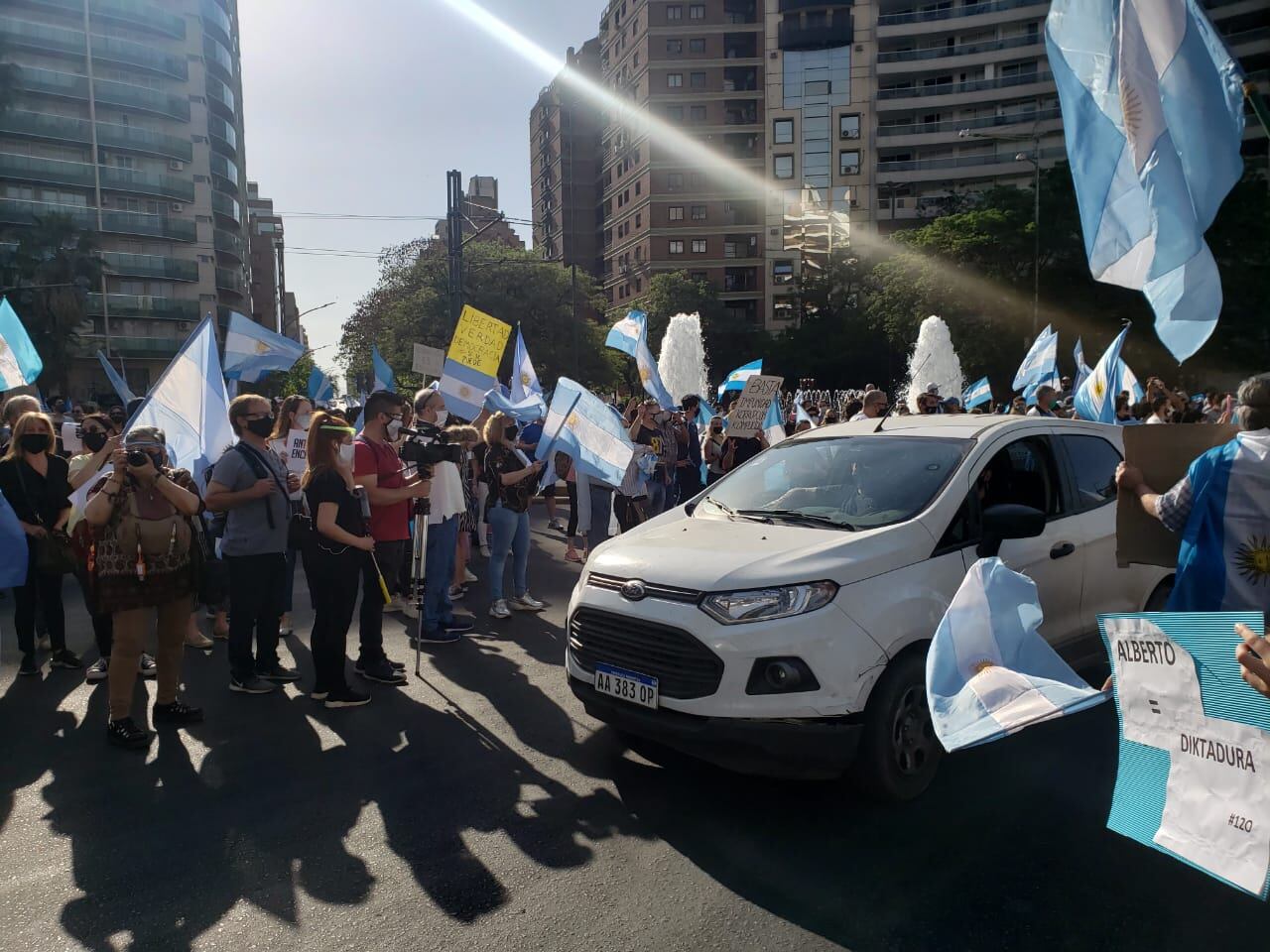 Los manifestantes se reunieron en el Patio Olmos.