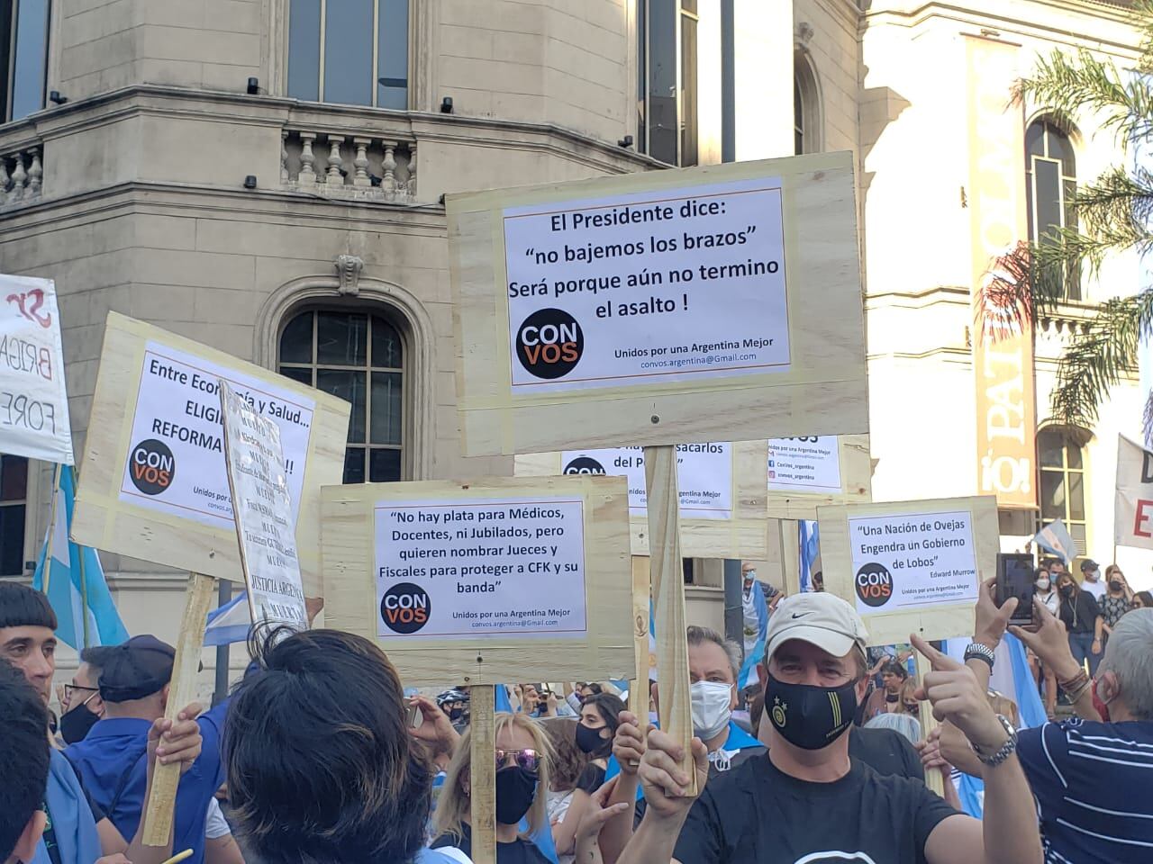 Los manifestantes se reunieron en el Patio Olmos.