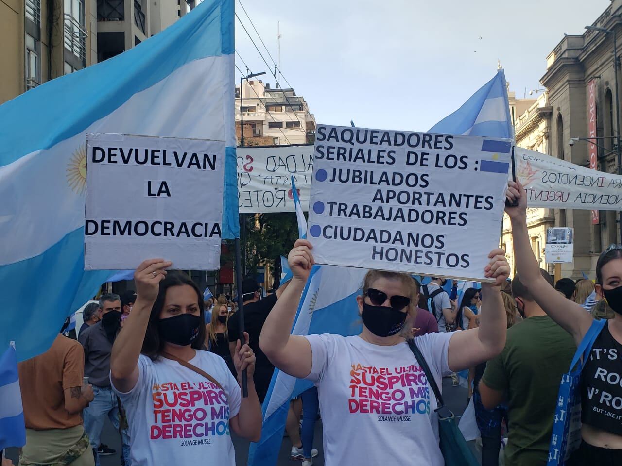 Los manifestantes se reunieron en el Patio Olmos.