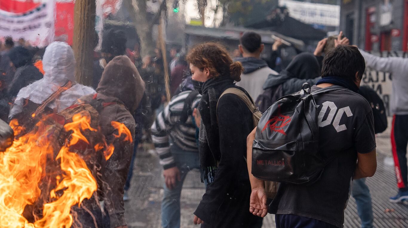 Los manifestantes tiran piedras y bombas molotov y la policía busca desalojarlos. (Foto: Agustina Ribó / TN)