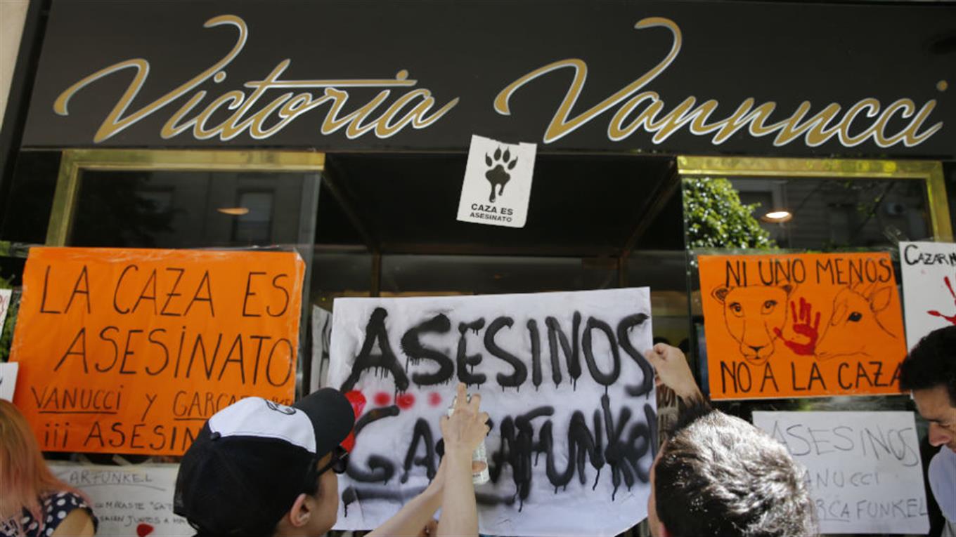 Los manifestantes trataron de "asesinos" a la modelo y su marido. Fotos: La Nación.