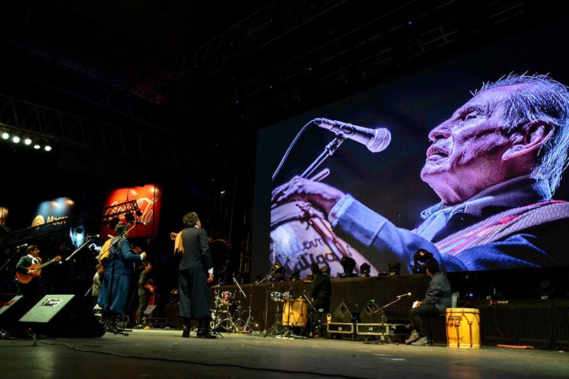 Los Manseros homenajearon a Fatiga Reynoso. Foto: Francesco Trombetta / ElDoce.tv.