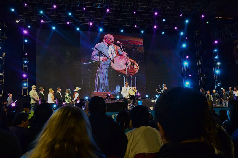 Los Manseros homenajearon a Fatiga Reynoso. Foto: Francesco Trombetta / ElDoce.tv.