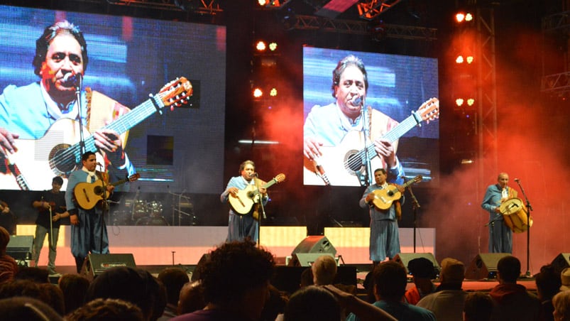 Los Manseros Santiagueños, en la noche de cierre más convocante. Foto: Maxi López / ElDoce.tv