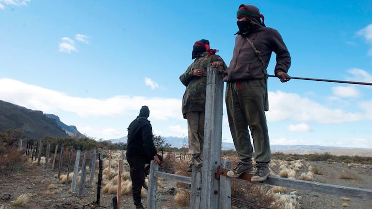 Los mapuches "supervisan" los rastrillajes de las fuerzas federales.
