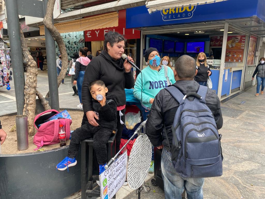 Los martes, jueves y sábados se los puede ver en la esquina de 9 de julio y San Martín. Foto: Dahy Terradas.