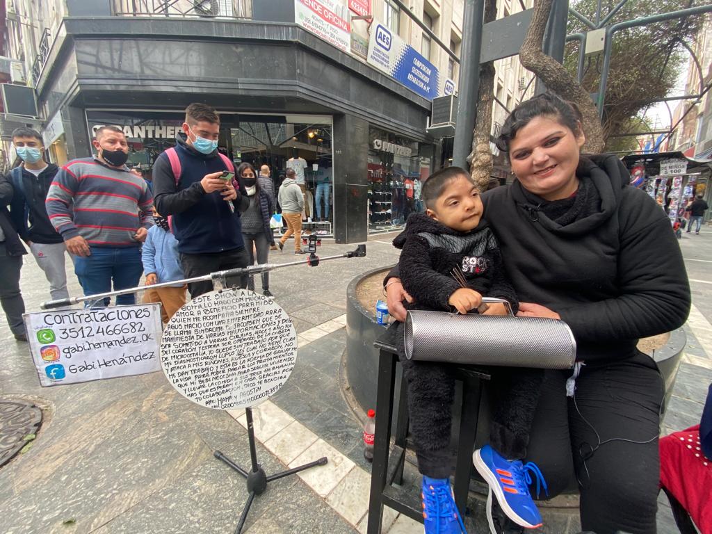 Los martes, jueves y sábados se los puede ver en la esquina de 9 de julio y San Martín. Foto: Dahy Terradas.