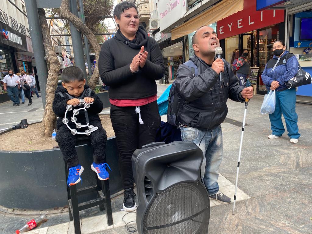 Los martes, jueves y sábados se los puede ver en la esquina de 9 de julio y San Martín. Foto: Dahy Terradas.