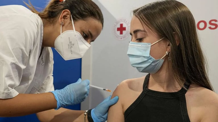 Los más jóvenes, que recibieron AstraZeneca y Sinopharm, completan antes el esquema.