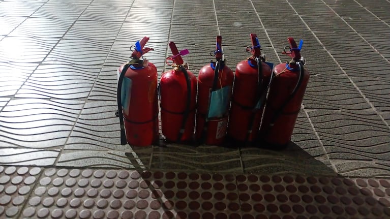 Los matafuegos fueron robados de un edifico del centro de Córdoba.