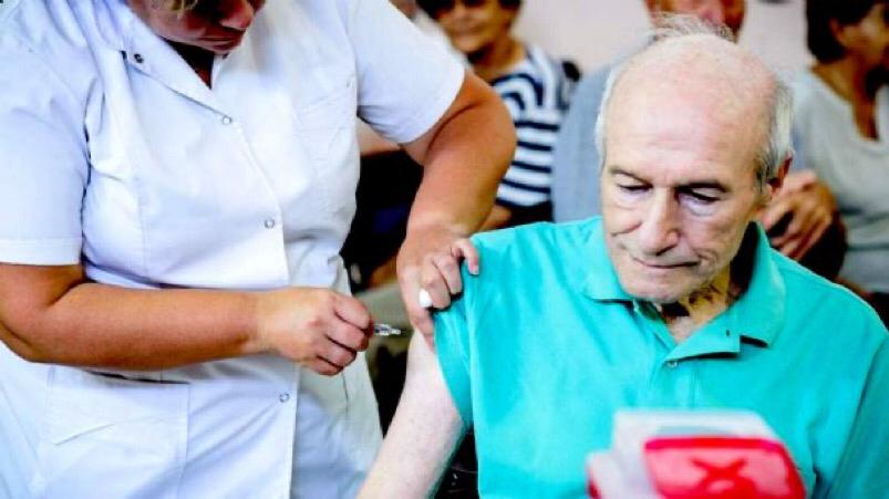 Los mayores de 65 años solo deberán vacunarse con el DNI y la credencial de PAMI.