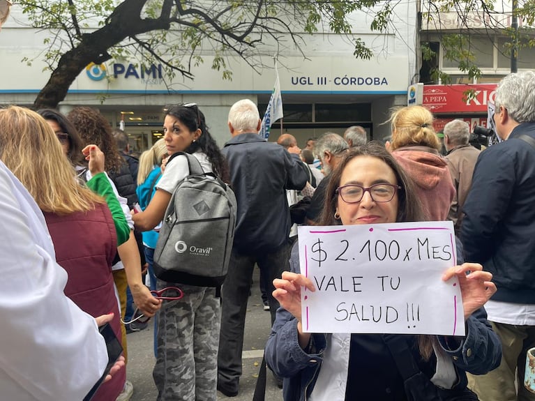 Los médicos reclaman que el Estado suba los 2100 pesos que cobran por consulta.
