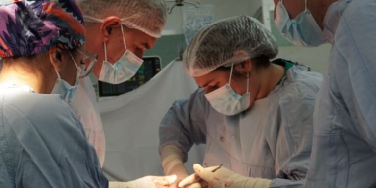 Los médicos salvaron la vida de una adolescente en el hospital de Urgencias.