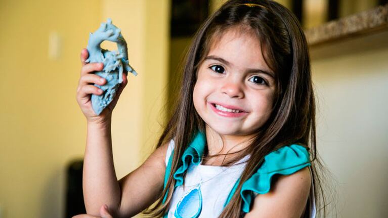 Los médicos usaron una impresora 3D para hacer un modelo del corazón de Mia González.